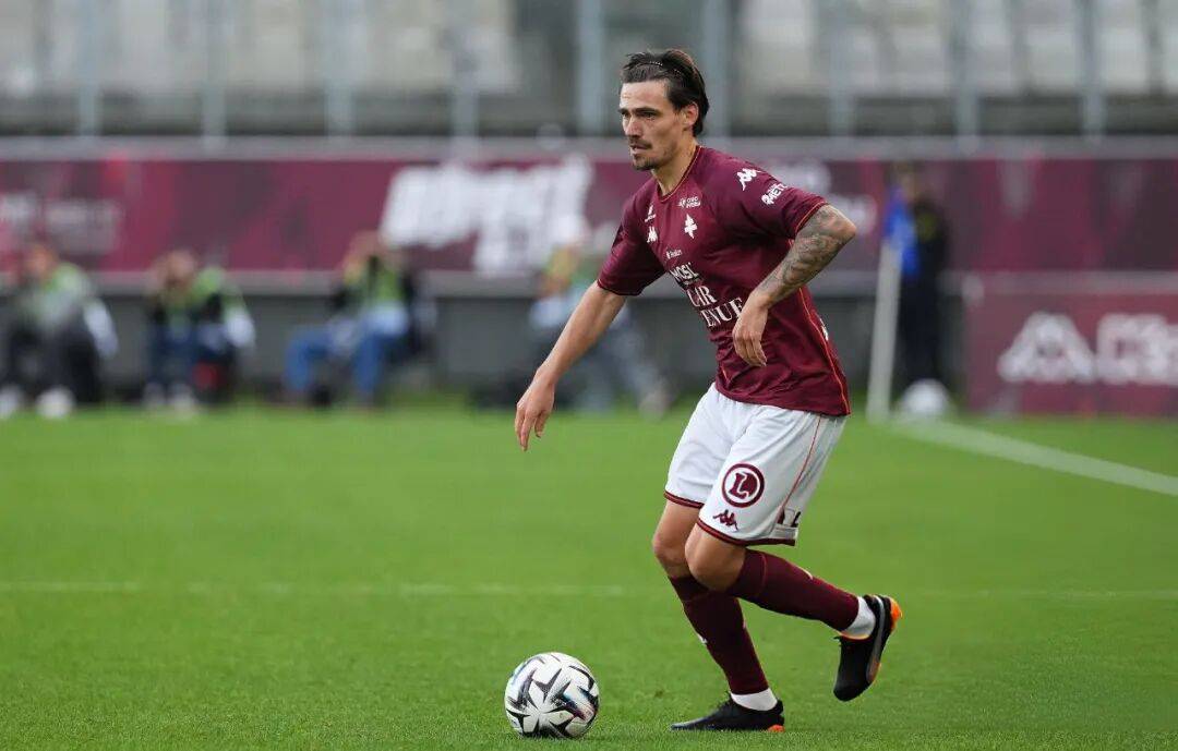 里尔今晨造点机会，志在法甲名次提升，话题不断，训练强度明显提升的简单介绍